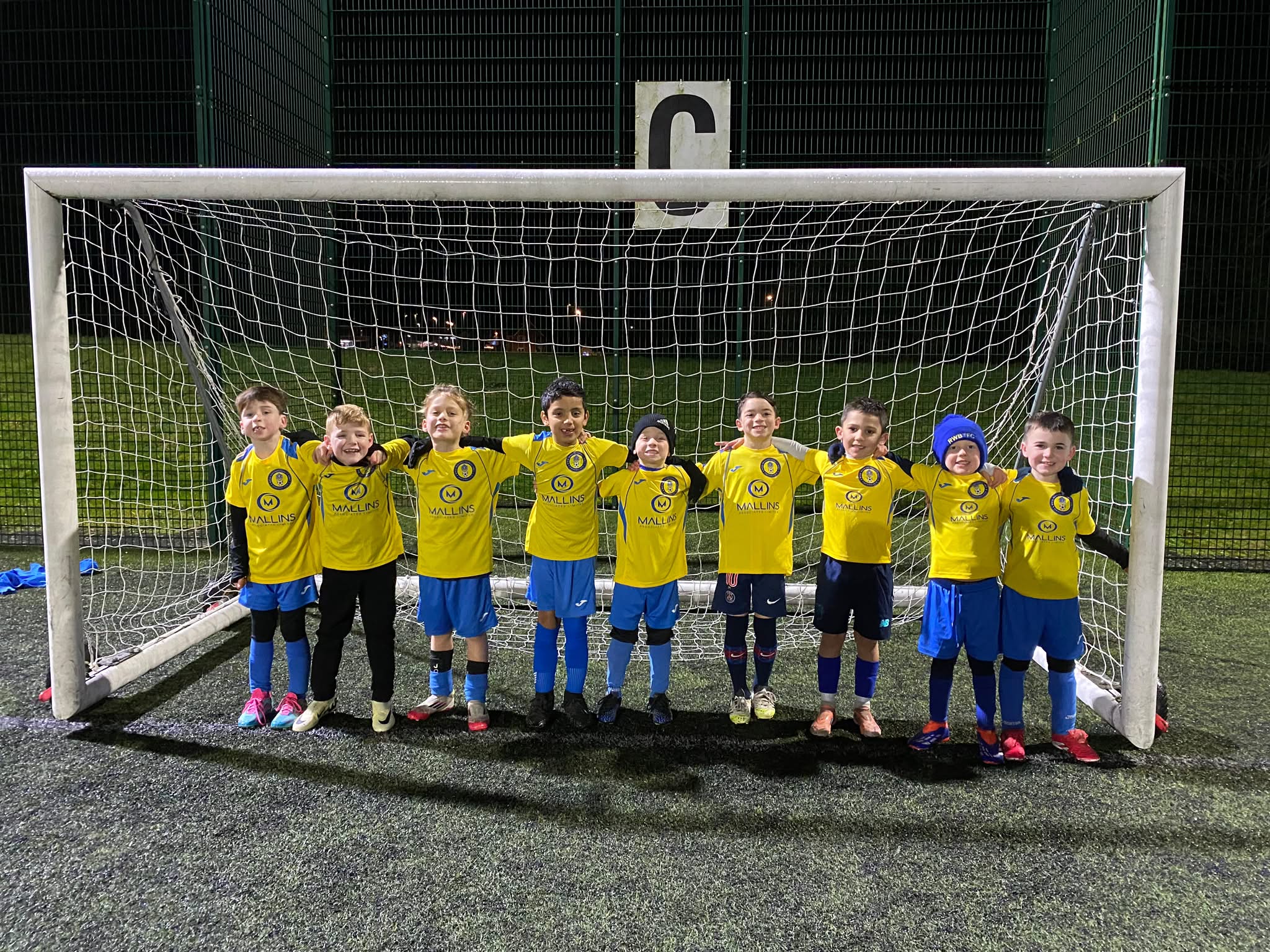 Royal Wootton Bassett Football Club Under 7s team sponsored by Mallins Associates